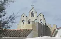 Saintes-Maries-de-la-Mer am 16.10.23. Der Ort, meist kurz nur Saintes-Maries genannt, gilt als heimliche „Hauptstadt“ der Camargue. Saintes-Maries ist n�mlich ein internationaler Wallfahrtsort, zu dem jedes Jahr Tausende von Gl�ubigen pilgern. Vor allem die Wallfahrt am 24. und 25. Mai lockt Jahr f�r Jahr viele Roma aus der ganzen Welt an, die die Schreine der heiligen Maria Jakob�a und der heiligen Maria Salome verehren. In der romanischen Kirche Notre-Dame-de-la-Mer, die hier nat�rlich kein abgeschnittenes Geb�ude ist, sondern mitten im Ort, umgeben von anderen Geb�uden liegt, werden zahlreiche Reliquien aufbewahrt.
