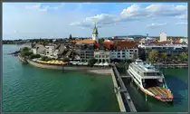 Vom Moleturm bietet sich ein sch�ner Blick auf die Stadt Friedrichshafen. Im Hafen liegt die wenige Tage zuvor ausgemusterte F�hre  Fontainebleau  vor Anker. Aus der Altstadt sticht der Turm der Kirche St. Nikolaus heraus. (04.10.2023)