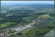 Die Bodenseeregion ist ein Zentrum des Obstanbaus. Zwischen den zu Friedrichhafen geh�renden D�rfern Raderach und Unterraderach sorgt ein Gartenbaubetrieb f�r weitere Farbtupfer in der Landschaft. Im Hintergrund ist die Kleinstadt Markdorf zu erkennen. (05.10.2023)