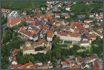 Die Burg Meersburg entstand bereits im 7. Jahrhundert und gilt als �lteste bewohnte Burg Deutschlands. Daneben wurde im 18. Jahrhundert das neue Schloss errichtet. Die Stadt ist aufgrund seiner idyllischen Lage am Bodensee und wegen der zahlreichen Winzerstuben und Restaurants ein beliebtes Touristenziel. (Meersburg, 05.10.2023)