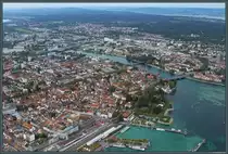 Blick aus s�d-�stlicher Richtung auf Konstanz. Im Vordergrund liegen Hafen und Bahnhof. Dahinter beginnt die Altstadt mit ihren engen Gassen, �berragt vom Konstanzer M�nster. Westlich grenzt der Stadtteil Paradies mit vielen Gr�nderzeith�usern an. N�rdlich des Flusses Seerhein, der den Untersee und den Bodensee verbindet, liegen die Stadtteile Petershausen und F�rstenberg. (05.10.2023)