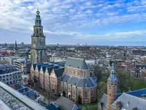 Die reformierte Martinikerk ist die �lteste Kirche in der niederl�ndischen Stadt Groningen. Hier wurde die Martinikerk von der Aussichtsplattform des Kulturzentrums Forum aus fotografiert. Aufnahme: 29. Dezember 2023.