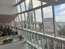 Blick vom Innenraum des Groninger Kulturzentrums Forum auf die Martinikerk. Die reformierte Martinikerk ist die �lteste Kirche in der Stadt Groningen. Aufnahme: 29. Dezember 2023.