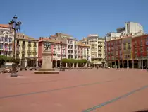 Burgos, H�user und Denkmal f�r Carlos III. am Plaza Mayor (18.05.2010)