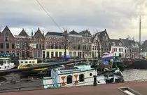 Am Kanal Lopende Diep in der Innenstadt von Groningen. Aufnahme: 29. Dezember 2023.