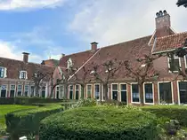 Hofje am Pepergasthuis in der Innenstadt von Groningen. �Hofje� hei�t auf holl�ndisch, wie ihr euch denken k�nnt, „Hof“. Eigentlich stellen diese ganze Wohnanlagen bzw. Wohngemeinschaften dar und wurden fr�her von wohlhabenden Holl�ndern extra f�r ihre Bedienstete erbaut. Sp�ter wurden sie von armen oder kranken Menschen als eine Art kostenloser Unterschlupf genutzt. Aufnahme: 29. Dezember 2023.