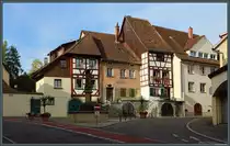 Neben dem 1934 errichteten H�nselebrunnen befindet sich ein sch�nes Ensemble kleiner Fachwerkh�user. Der H�nsele ist eine zentrale Figur der �berlinger Fastnacht. (�berlingen, 07.10.2023)