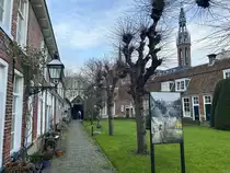 Groninger �Hofje� mit Pepergasthuiskerk im Hintergrund. Aufnahme: 29. Dezember 2023.