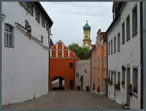 Die historische Altstadt von Neuburg ist in weiten Teilen gut erhalten. Am westlichen Ende der Amalienstra�e dient das Obere Tor als Zugang zur Altstadt. Der Turm der Studienkirche �berragt die historischen Wohnh�user. (Neuburg an der Donau, 09.10.2023)