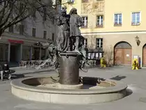 Amberg, der Hochzeitsbrunnen erinnert an die historische Hochzeit im Jahr 1474 von Kurf�rst Friedrich I. von der Pfalz (06.04.2015)