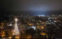 Eine Stunde sp�ter noch mal ein �hnliches Panorama-Foto von Blankenburg (Harz), diesmal im Dunkeln und mit weihnachtlicher Beleuchtung.
Entstanden w�hrend der 9. Blankenburger Schlossweihnacht im Schloss Blankenburg.

🕓 2.12.2023 | 17:31 Uhr