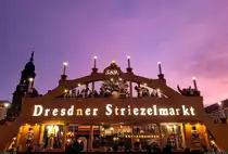 Deutschlands �ltester Weihnachtsmarkt, der Dresdner Striezelmarkt, lockte im vergangenen Jahr bereits zum 589. Mal auf den Altmarkt und in umliegende Stra�en. Im Bild der Schwibbogen mit der Kreuzkirche im Hintergrund.

🕓 16.12.2023 | 16:23 Uhr