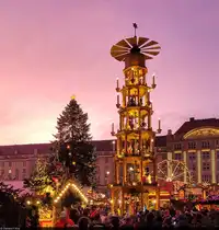 Pyramide und Weihnachtsbaum unter leuchtendem Himmel auf dem 589. Dresdner Striezelmarkt.

🕓 16.12.2023 | 16:17 Uhr