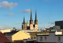 G�nstig im Licht lagen am zweitk�rzesten Tag des Jahres die T�rme der Stadt Halle (Saale), die aus dem Fenster des Multimediazentrums in der Mansfelder Stra�e fotografiert wurden. Zu sehen sind die Marktkirche und der Rote Turm. Das angeschnittene Riesenrad rechts davon deutet auf den Weihnachtsmarkt hin.

🕓 20.12.2023 | 14:25 Uhr