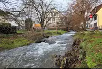 Hochwasser der Uffe in Bad Sachsa. �ber Weihnachten lie� der viele Regen das kleine Fl�sschen �ber die Ufer treten. Danach sank der Pegel wieder langsam, vor vielen H�usern in der Uffestra�e lagen jedoch noch Sands�cke.

🕓 27.12.2023 | 10:28 Uhr