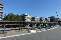 Hamburg am 15.9.2023: die Stra�e Vorsetzen mit dem ehemaligen Gruner+Jahr Verlagshaus hinter dem U-Bahn-Viadukt, Foto  von der Jan-Fedder-Promenade /