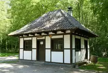 Kappel am Rhein, die Ellenbogenwald-H�tte mitten in der Natur, Veranstaltungsort f�r die Waldhocks, gesellige Zusammenk�nfte mit Essen, Trinken und Musik, Juli 2023 