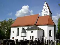 Ustersbach, kath. Pfarrkirche St. Fridolin, Saalbau mit eingezogenem Chor und n�rdlichem Satteldachturm, Chor 16. Jahrhundert, Langhaus erbaut 1726 durch Joseph Meitinger (23.04.2014)