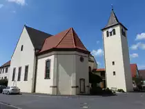 Seifriedsburg, kath. Pfarrkirche St. Jakob der �ltere, Saalkirche mit eingezogenem Dreiseitchor, Chor erbaut 1752, modernes Langhaus von 1952 (26.05.2018)