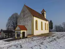 D�tting, Pfarrkirche Hl. Dreifaltigkeit, Saalkirche mit Steildach und Chorturm, erbaut 1718 (29.01.2017)