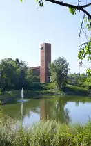 Neuenburg am Rhein, Blick vom Wuhrlochpark �ber das Wuhrloch zum neuerbauten Bertholdturm, Sept.2023