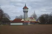 Rupertsbuch, ehem. Wasserturm, Rundbau mit auskragendem Wasserbeh�lter und Zeltdach, erbaut 1908 (24.12.2014)