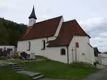 Gr�sdorf, Pfarrkirche St. Martin, Saalbau mit Steildach, erbaut von 1464 bis 1496 (01.05.2016)