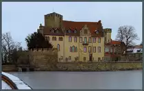 Die Wasserburg Flechtingen entstand um 1300 und wurde sp�ter zum Schloss umgebaut. Die gut erhaltene Anlage ist heute das Wahrzeichen des Kurortes Flechtingen. Die S�dseite mit dem Kemenatenfl�gel liegt am Schlossteich, ein Tor gew�hrt den Zugang aus Richtung Westen. (21.01.2024)