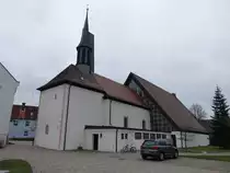 Kirchaich, Pfarrkirche St. �gidius, Saalbau mit eingezogenem Rechteckchor, erbaut um 1300, verl�ngert 1717, moderner Anbau (26.03.2016)