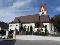 Malching, Pfarrkirche St. Margareth, Saalbau mit stark eingezogenem sp�tgotischem Polygonalchor, barockisiert 1675, regotisiert von 1883 bis 1885, Erweiterung des Langhaus 1936 durch Richard Steidle (13.09.2015)