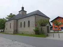 Sch�fweg, Pfarrkirche Sieben Schmerzen, Saalkirche mit Walmdach und eingezogenem Chor, erbaut von 1888 bis 1889 (25.05.2015)