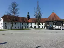 Schwarzenbach an der Saale, Schloss, langgestreckter Walmdachbau mit Dachreiter, erbaut im 17. Jahrhundert, heute Rathaus (21.04.2018)