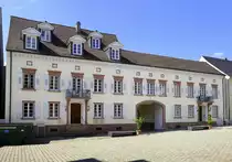 M�llheim in Baden, das historische Geb�ude  Gro�e Hofanlage  aus dem 17.Jahrhundert befindet sich am Markgr�fler Platz, Sept.2021