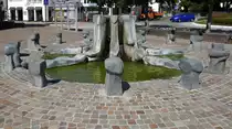 M�llheim in Baden, der Verkehrsamtsbrunnen vor dem Alten Rathaus, errichtet 1985, K�nstler Leonhard Eder, Sept.2021