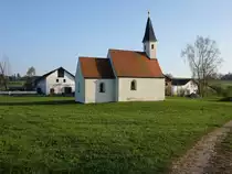 Imming, Pfarrkirche St. Maria, kleine Saalkirche mit Dachreiter und eingezogenem quadratischem Chor, erbaut im 14. Jahrhundert (09.04.2017)