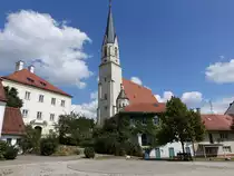 Niederbergkirchen, Pfarrkirche St. Blasius, gotische Saalkirche mit eingezogenem Chor, erbaut im 15. Jahrhundert (15.08.2015)