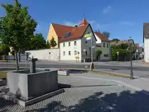Altenstadt bei Vohenstrau�, Brunnen und H�user in der Neum�hlstra�e (20.05.2018)