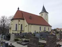 B�hl, Pfarrkirche St. Maria, verputzter Satteldachbau mit eingezogenem polygonalem Chor, erbaut im 13. Jahrhundert, Umbau von 1731 bis 1734 (27.03.2016)