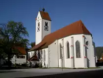 Wildpoldsried, Pfarrkirche St. Georg und Mauritius. Dreischiffige Hallenkirche mit eingezogenem Chor und westlichem Satteldachturm,
erbaut im 15. Jahrhundert, Kirchturm von 1595, umgestaltet 1725 und von 1881 bis 1884 (16.10.2011)
