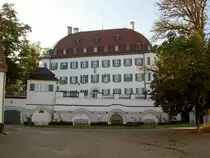 Schloss Waal am F�rst-von-der-Leyen-Platz, Walmdachbau mit Eckt�rmen, erbaut im 16. Jahrhundert (03.10.2012)