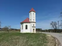 Englmannsberg, kath. Gutskapelle St. Willibald, oktogonaler Zentralbau mit s�dlichem Eingangsturm, erbaut 1834 (15.04.2015)