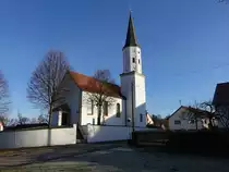 Geroldshausen, Pfarrkirche St. Andreas, verputzte Saalkirche mit eingezogenem Polygonalchor und s�dlichem Chorflankenturm, Turmunterbau 15. Jahrhundert, Langhaus erbaut im 18. Jahrhundert (27.12.2015)