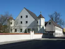 P�rnbach, Toerringsches Schloss, zweigeschossiger Steilsatteldachbau mit gartenseitigen polygonalen Eckerkert�rmen, erbaut von 1614 bis 1615, nach Zerst�rung 1708 wiederhergestellt (15.04.2015)