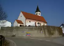 S�nzhausen, Pfarrkirche St. Koloman, verputzte Saalkirche mit eingezogenem Rechteckchor und seitlichem Turm, erbaut im 18. Jahrhundert (14.03.2014)