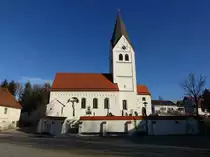 Walkersbach, Pfarrkirche St. Martin, verputzte Satteldachbau mit Bogenfries, sp�tgotischer Chor aus dem 15. Jahrhundert, ver�ndert im 18. Jahrhundert (27.12.2015)