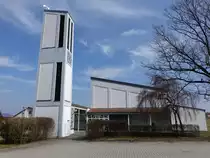 Holzheim am Forst, Pfarrkirche St. �gidius in der Kirchenstra�e, erbaut von 1965 bis 1967 durch Franz G�nthner (25.03.2018)