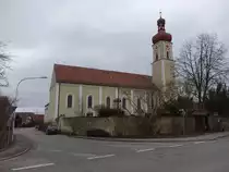 Riekofen, Pfarrkirche St. Johann Baptist, Saalbau mit eingezogenem Chor, Flankenturm mit Zwiebelhaube, erbaut im 14. Jahrhundert, Langhaus 18. Jahrhundert, 1869 neugotischer Kapellenanbau (28.02.2017)