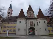 Wei�enhorn, Oberes Tor am Hauptplatz, Vierseitiger Torturm mit spitzbogiger Durchfahrt, erbaut ab 1470 (13.03.2016)