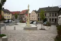 B�tthard, Mariens�ule von 1886 und Geb�ude am Marktplatz (27.10.2014)