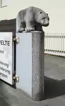 Freiburg-Littenweiler, der  B�r  steht am Kurtenweg an einer Hofeinfahrt, Juli 2023